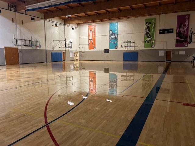 Gymnasium floor after professional screening and recoating - beautiful glossy finish